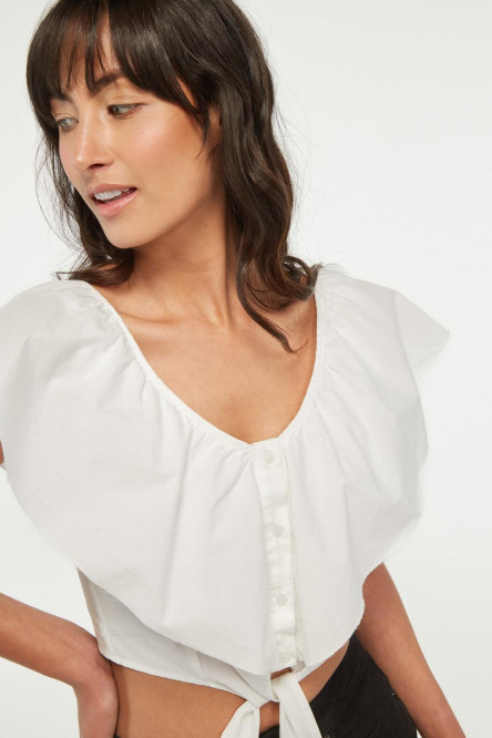 Blusa blanca con gola en hombros y cortes en corset