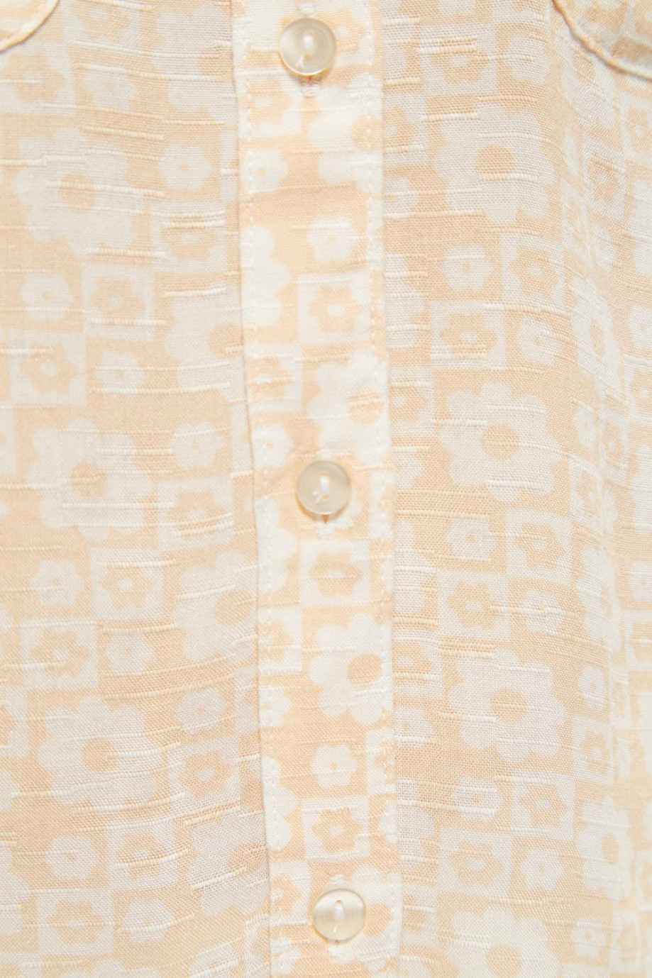 Blusa unicolor manga larga estampada con bolsillos en frente