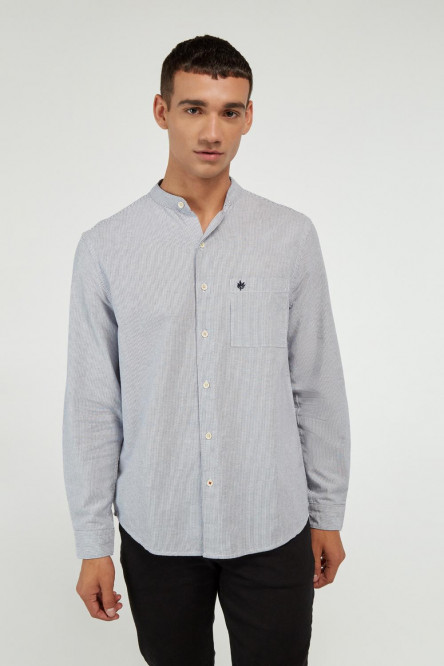 Camisa unicolor cuello mao con estampado de rayas