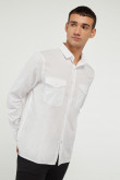 Camisa manga larga unicolor con doble bolsillo con tapa en frente