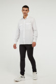Camisa manga larga unicolor con doble bolsillo con tapa en frente