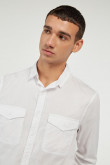 Camisa manga larga unicolor con doble bolsillo con tapa en frente