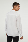 Camisa manga larga unicolor con doble bolsillo con tapa en frente