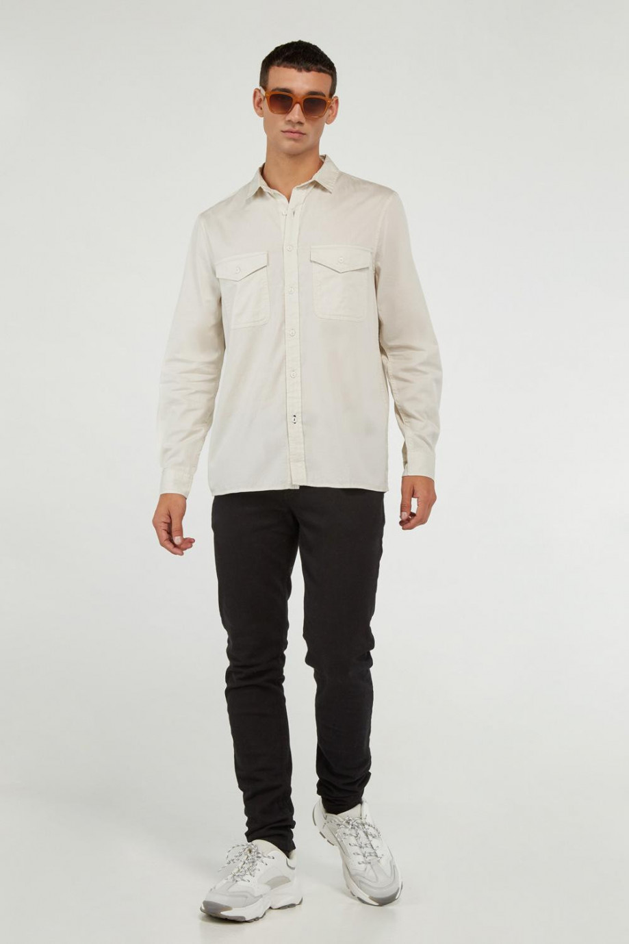 Camisa manga larga unicolor con doble bolsillo con tapa en frente