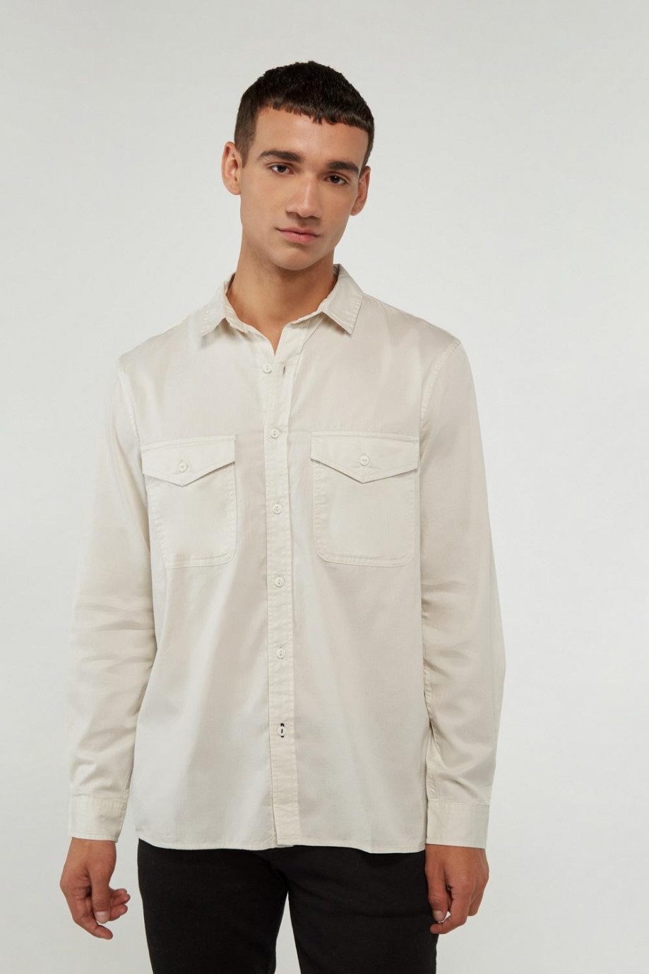 Camisa manga larga unicolor con doble bolsillo con tapa en frente