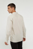 Camisa manga larga unicolor con doble bolsillo con tapa en frente