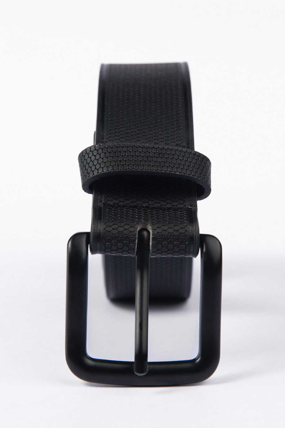 Cinturón sintético negro con texturas y hebilla cuadrada