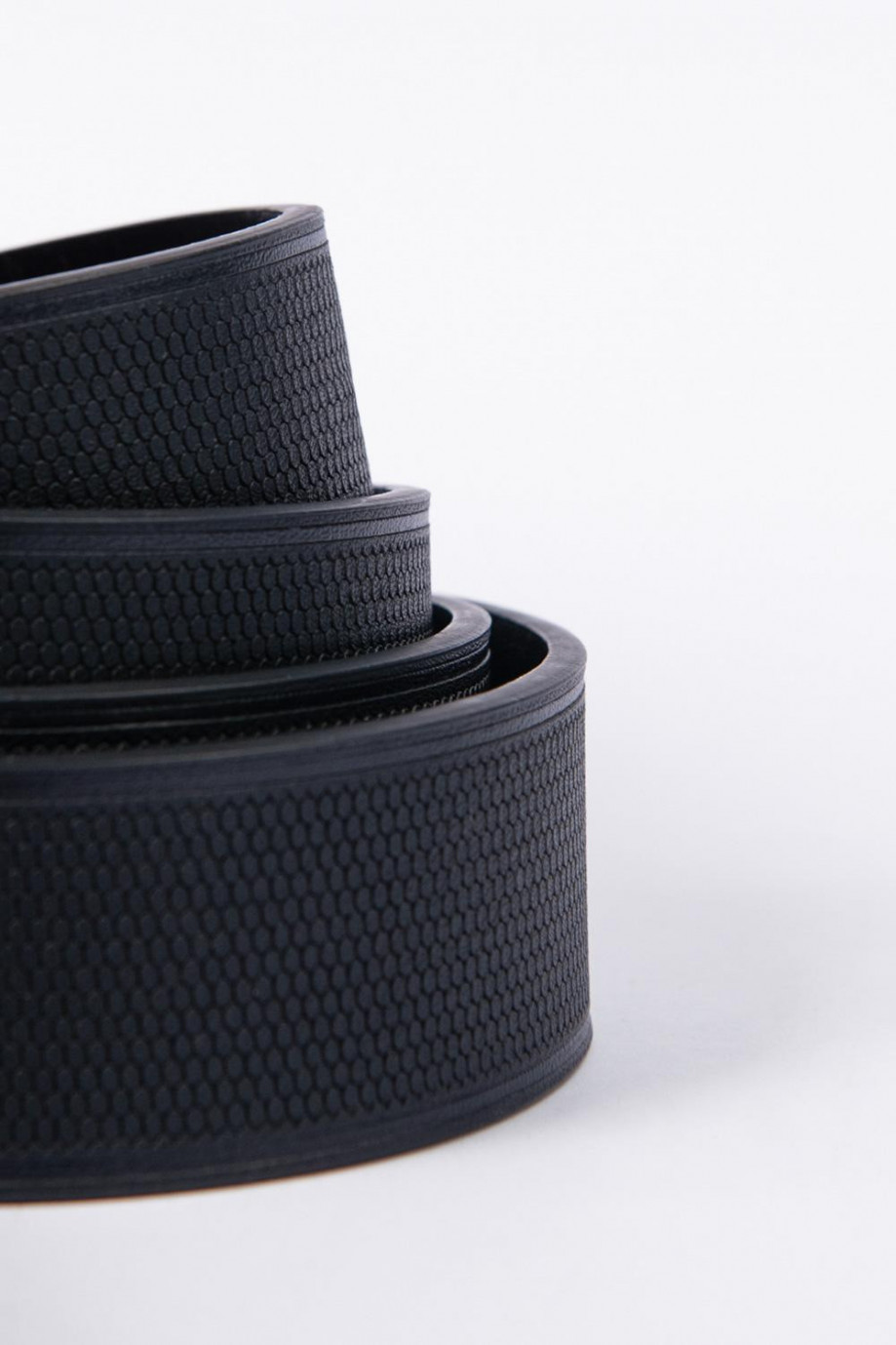 Cinturón sintético negro con texturas y hebilla cuadrada