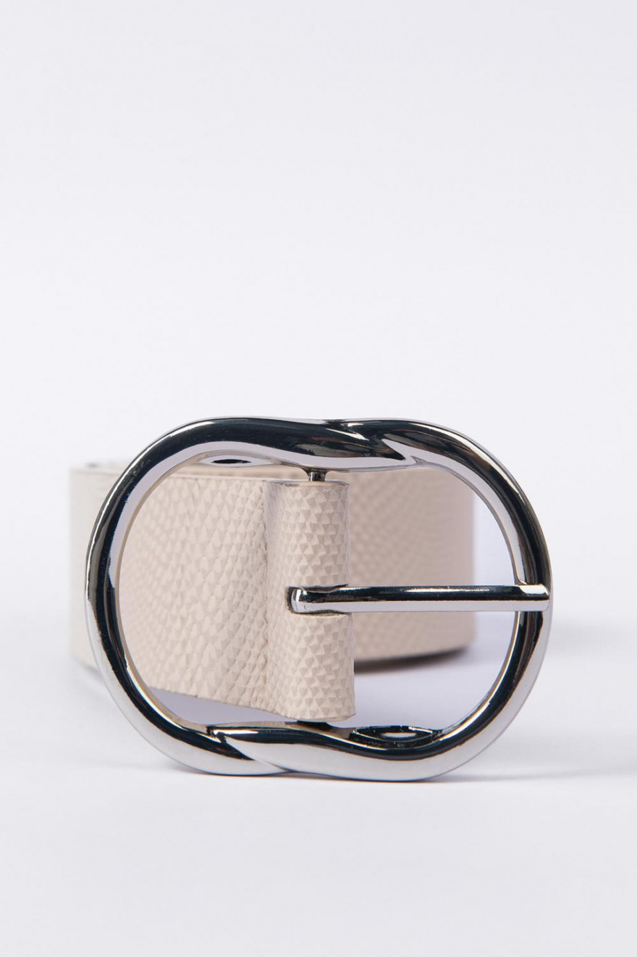 Cinturón crema claro con texturas y hebilla plateada metálica