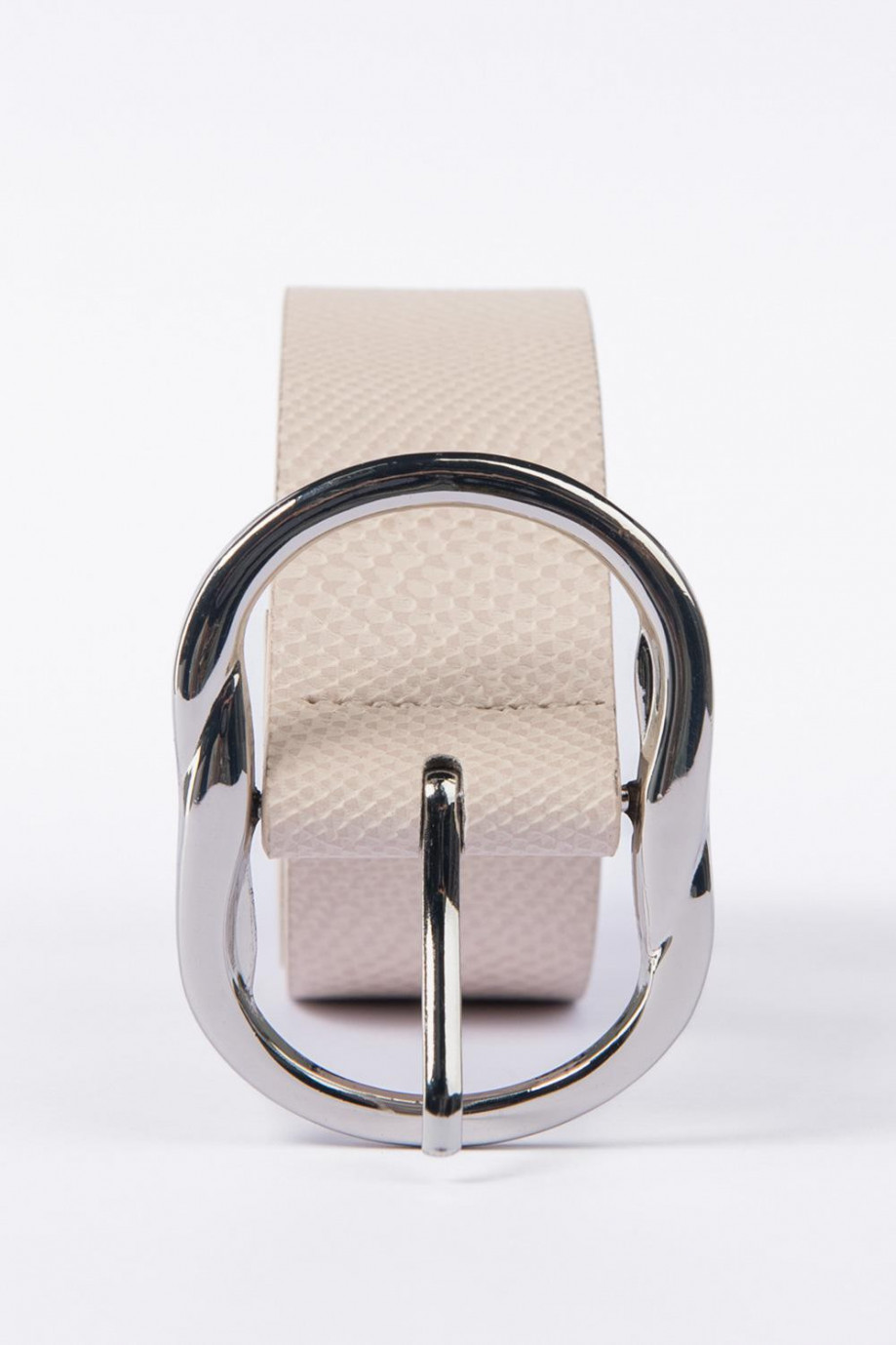 Cinturón crema claro con texturas y hebilla plateada metálica