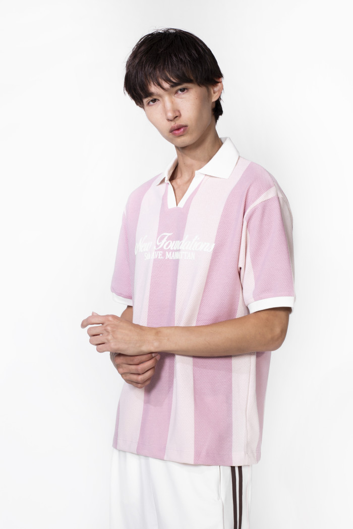 Camiseta cuello polo rosada con rayas y diseño college

