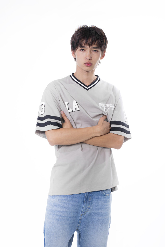 Camiseta gris medio cuello V oversize con diseños college
