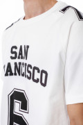 Camiseta crema manga ranglan corta con diseños college
