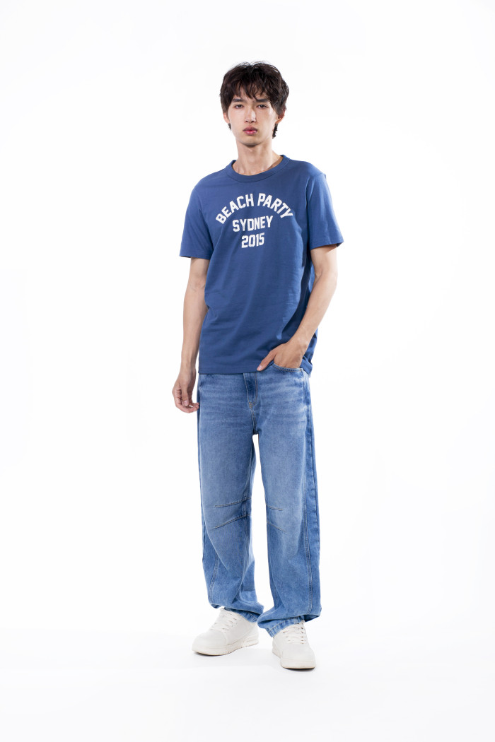 Camiseta azul oscura cuello redondo con arte college
