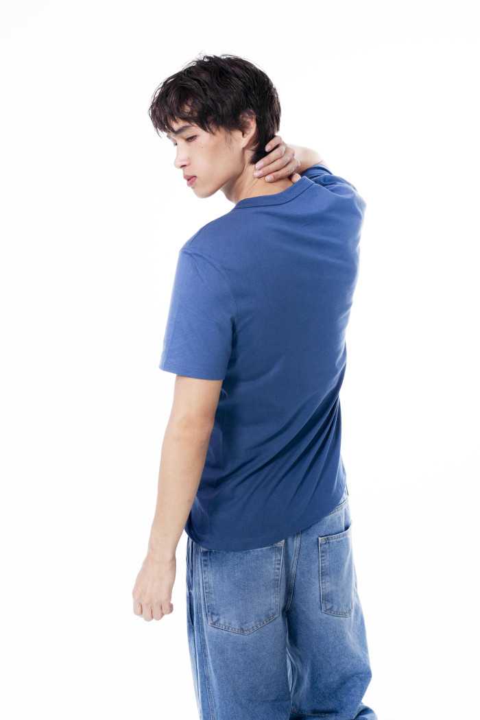 Camiseta azul oscura cuello redondo con arte college
