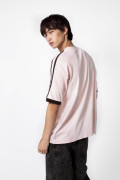 Camiseta cuello V rosada con diseño college en frente
