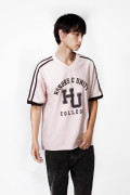 Camiseta cuello V rosada con diseño college en frente
