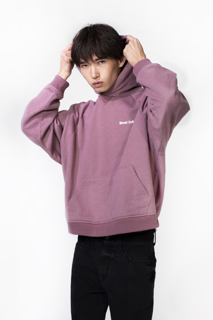 Buzo oversize unicolor con capota y texto de Boho Club
