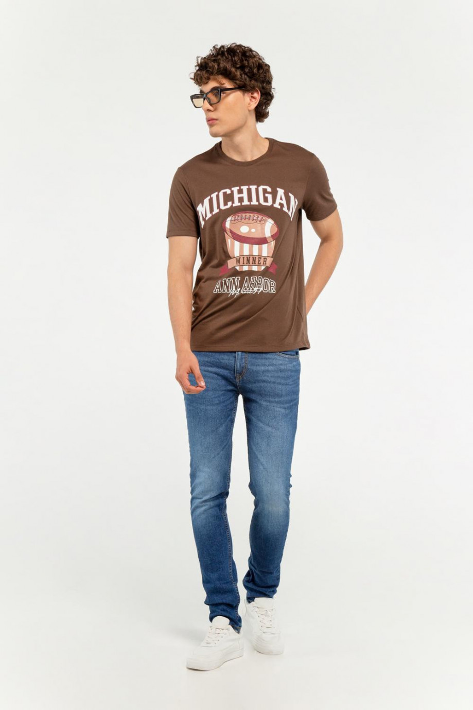Camiseta cuello redondo café oscuro con diseño college deportivo