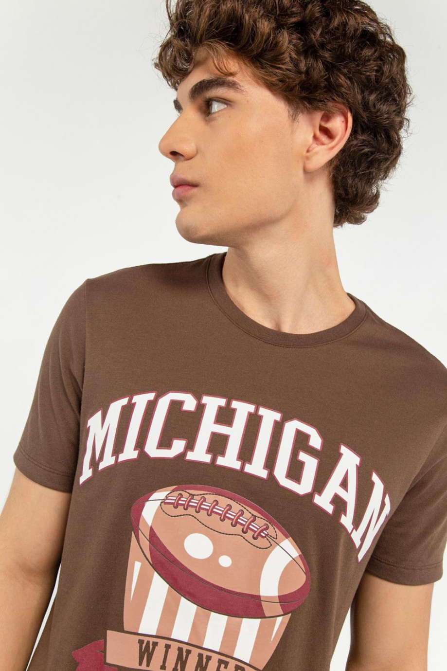 Camiseta cuello redondo café oscuro con diseño college deportivo