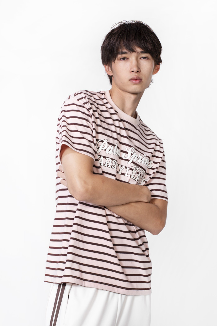 Camiseta a rayas manga corta rosada con texto college
