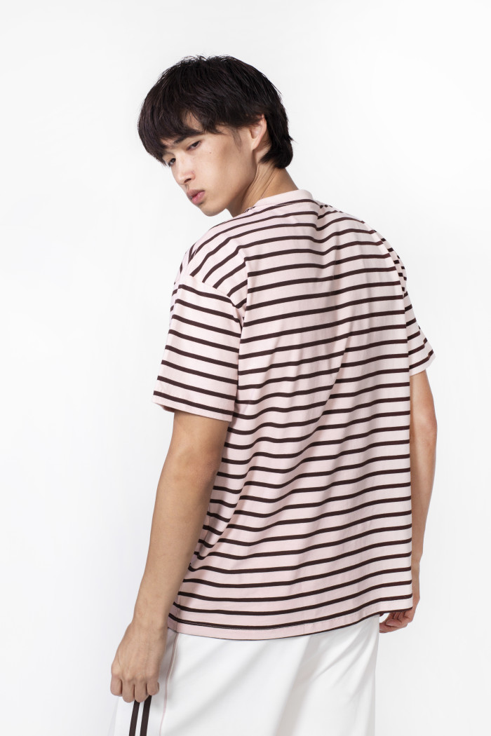 Camiseta a rayas manga corta rosada con texto college
