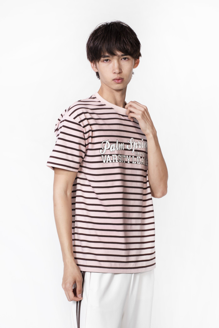 Camiseta a rayas manga corta rosada con texto college
