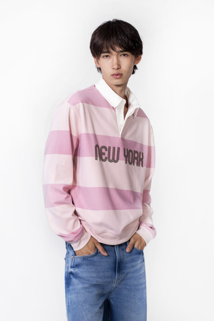 Buzo cuello polo rosado claro con rayas y diseño college
