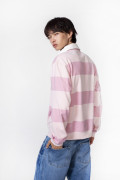 Buzo cuello polo rosado claro con rayas y diseño college
