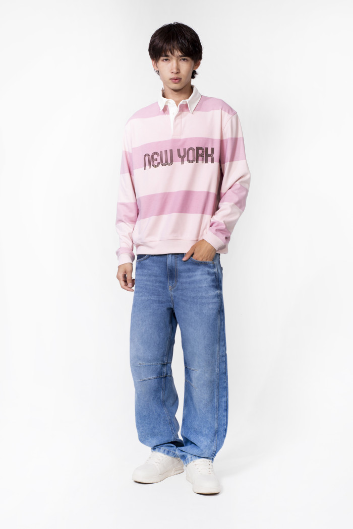 Buzo cuello polo rosado claro con rayas y diseño college

