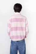 Buzo cuello polo rosado claro con rayas y diseño college
