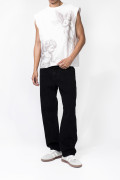 Jean loose gris intenso con bota ancha, tiro medio y cortes
