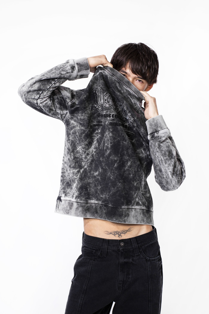 Buzo oversize negro tie dye cuello redondo con texto bordado

