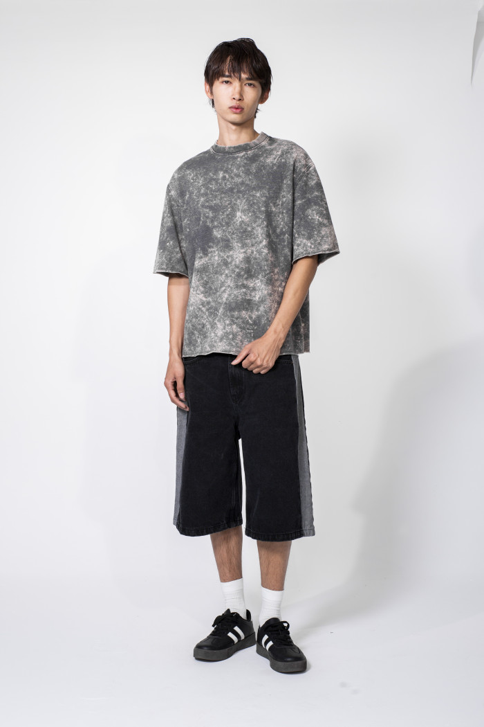 Camiseta negra oversize manga corta con efecto teñido

