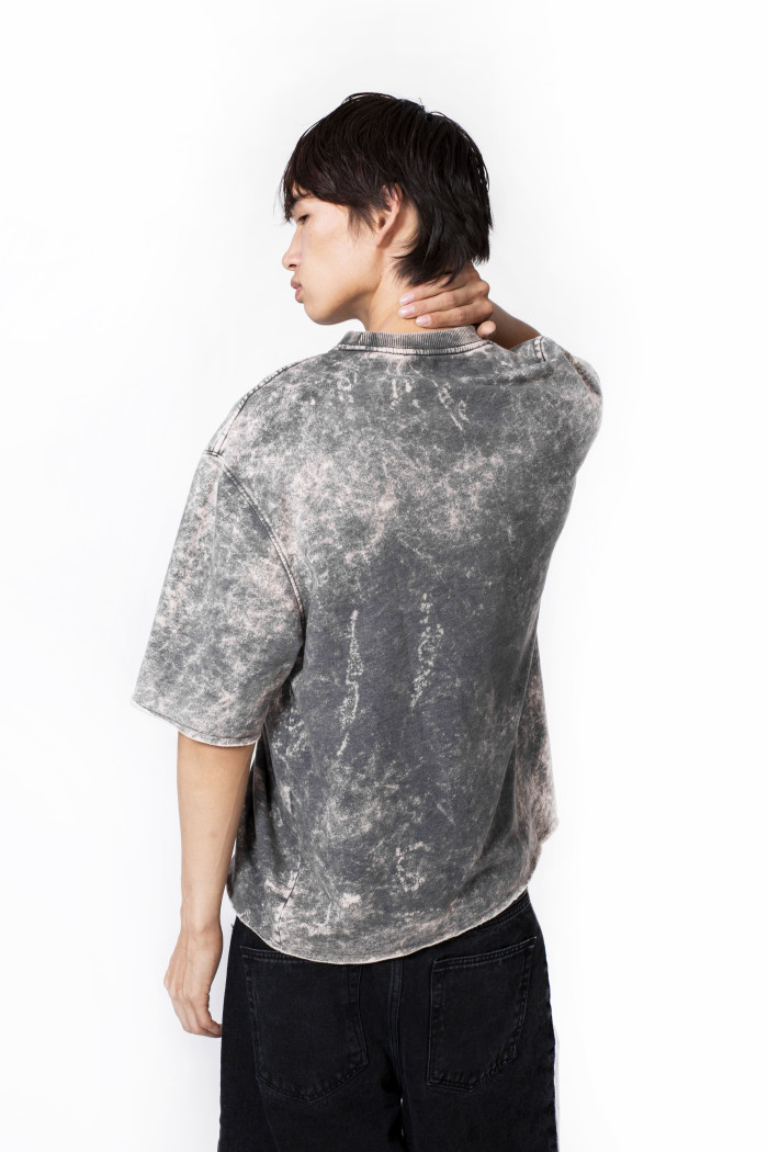 Camiseta negra oversize manga corta con efecto teñido
