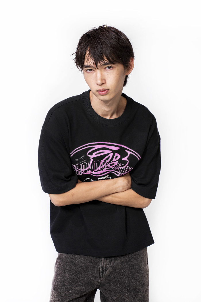 Camiseta cuello redondo oversize negra con diseño en frente
