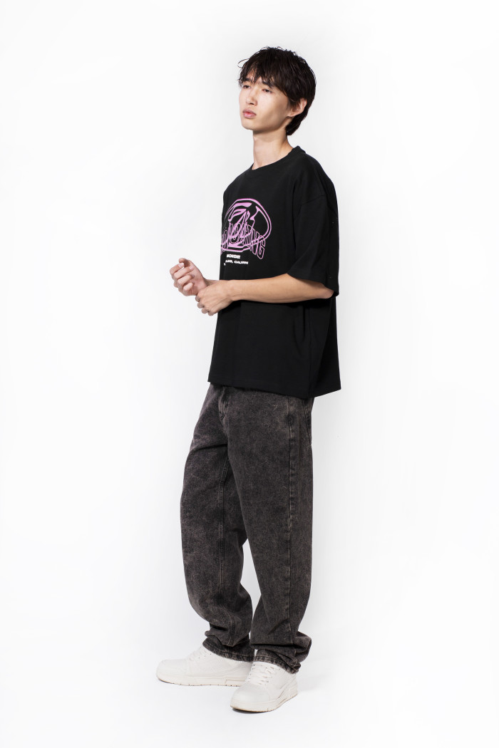 Camiseta cuello redondo oversize negra con diseño en frente
