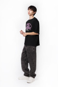 Camiseta cuello redondo oversize negra con diseño en frente
