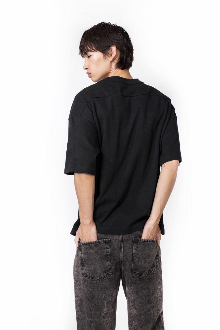 Camiseta cuello redondo oversize negra con diseño en frente
