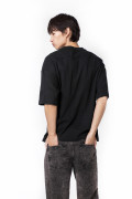 Camiseta cuello redondo oversize negra con diseño en frente
