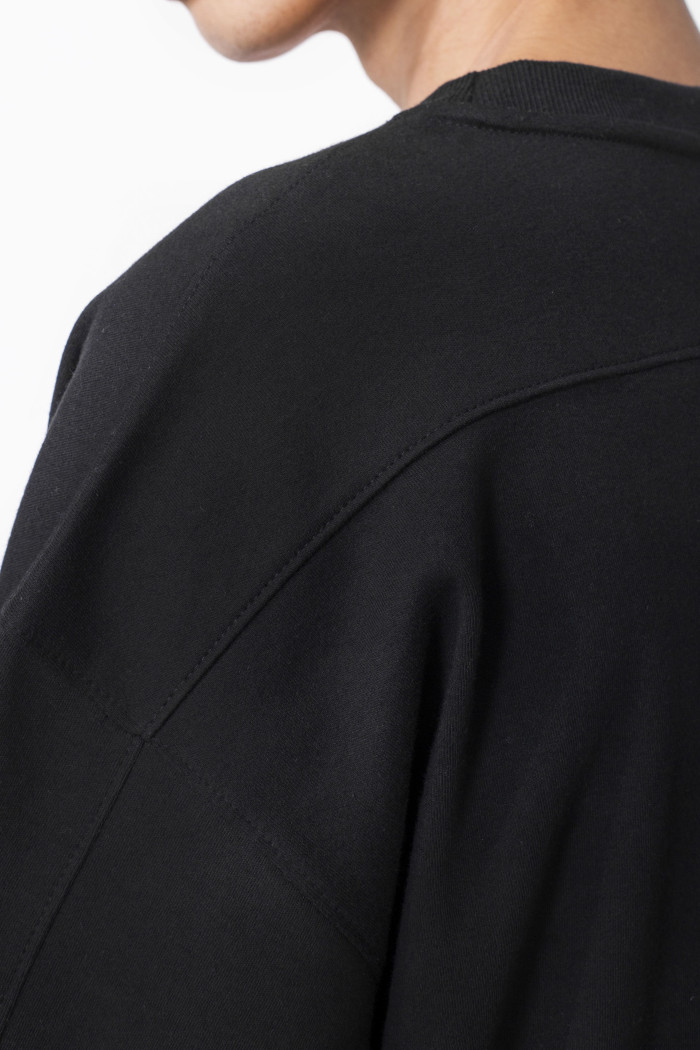Camiseta cuello redondo oversize negra con diseño en frente
