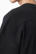 Camiseta cuello redondo oversize negra con diseño en frente
