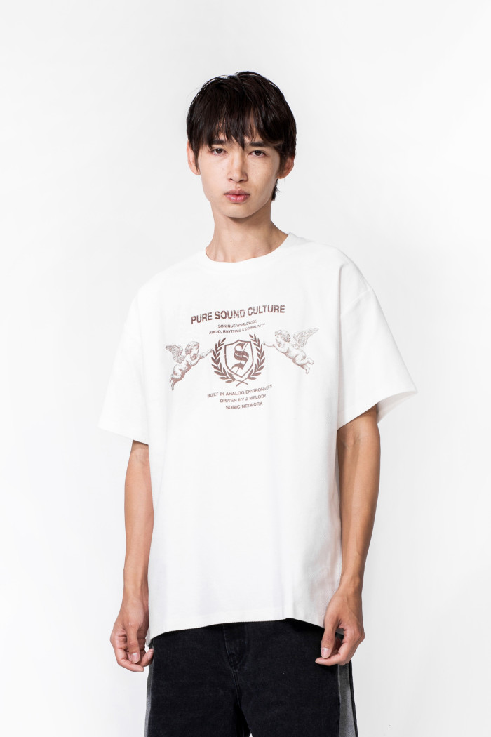 Camiseta oversize manga corta crema con diseño en frente

