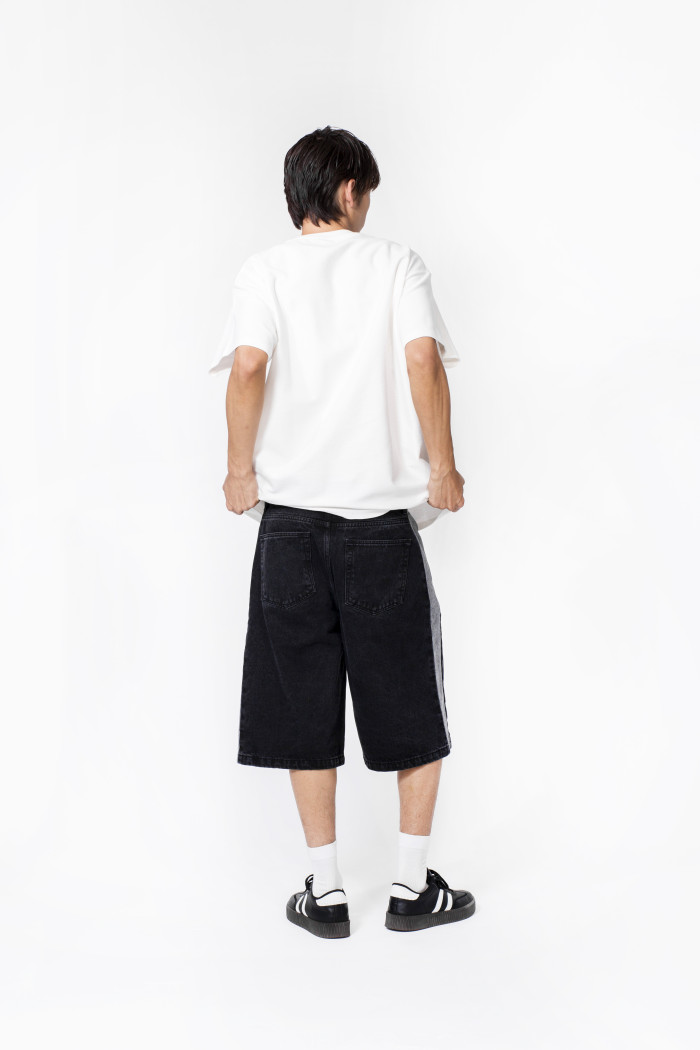 Camiseta oversize manga corta crema con diseño en frente
