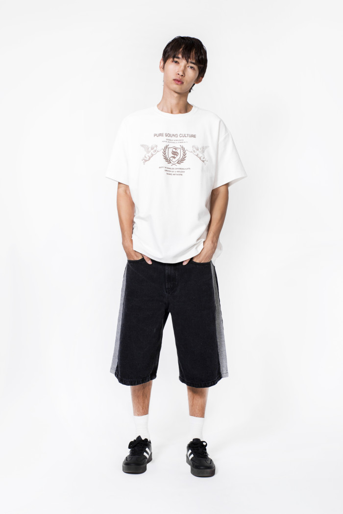 Camiseta oversize manga corta crema con diseño en frente
