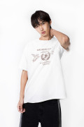 Camiseta oversize manga corta crema con diseño en frente
