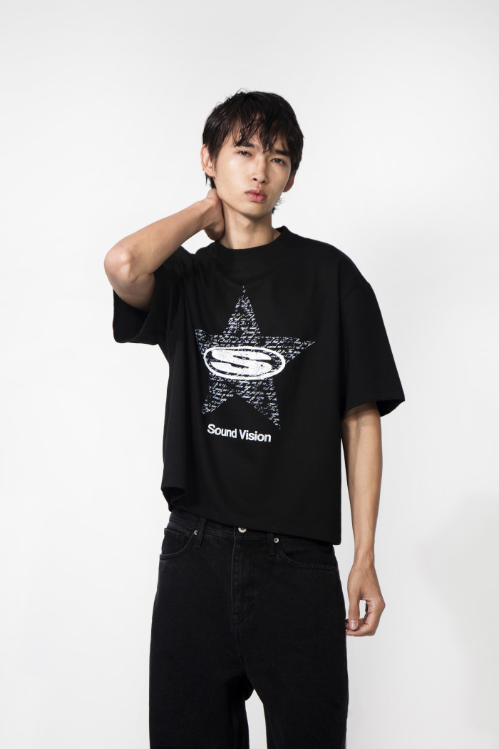 Camiseta negra oversize manga corta con diseño en frente
