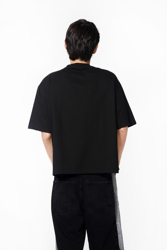 Camiseta negra oversize manga corta con diseño en frente
