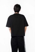 Camiseta negra oversize manga corta con diseño en frente
