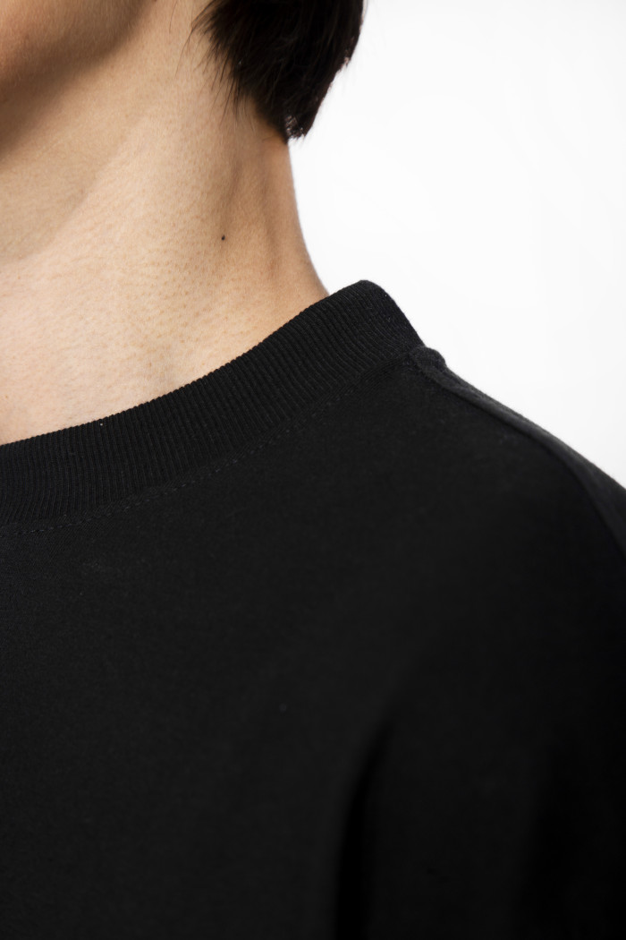 Camiseta negra oversize manga corta con diseño en frente

